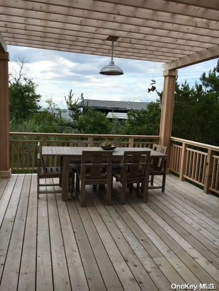 320 Frigate Rdw Ocean Beach NY 11770