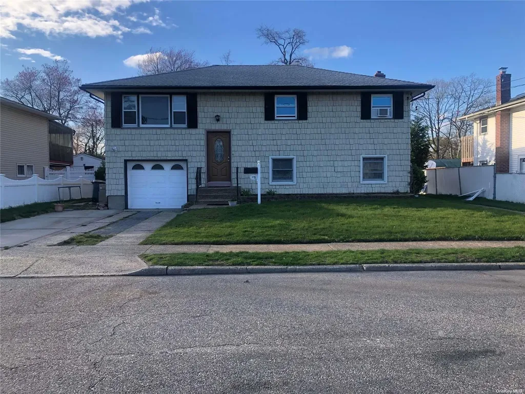 175 Copiague Place Copiague NY 11726