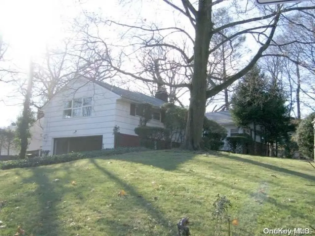 8 Spruce Drive Roslyn NY 11576