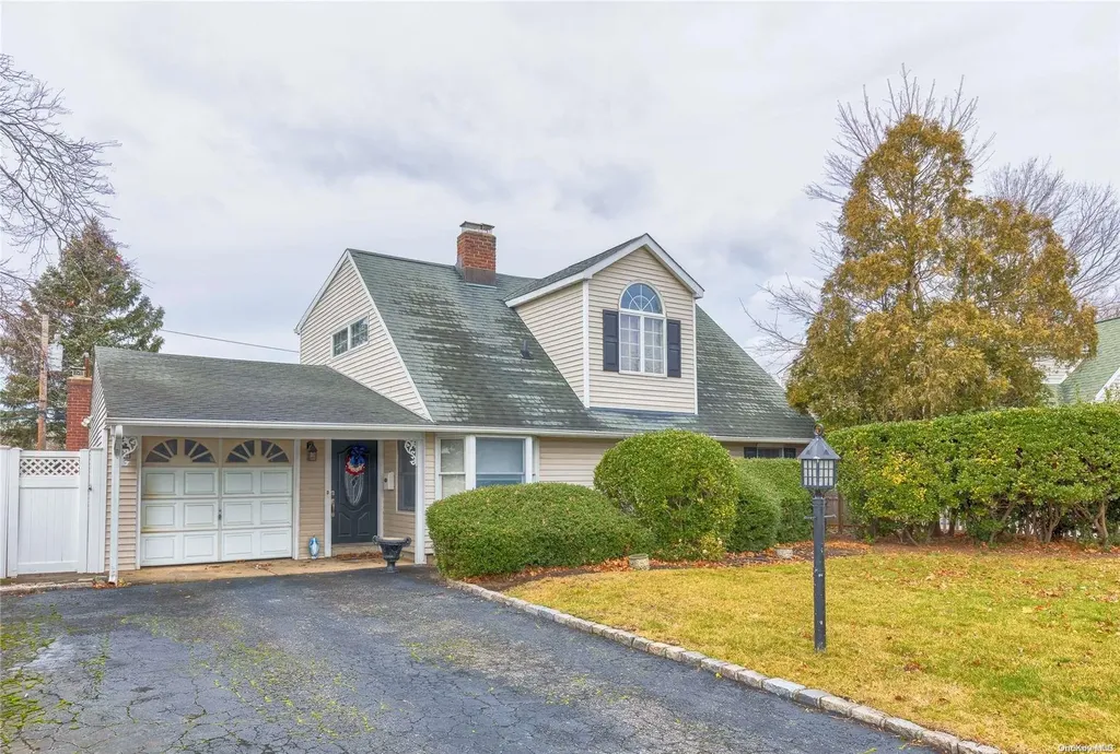 50 Ramble Lane Levittown NY 11756