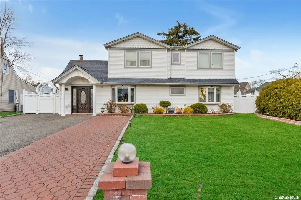 37 Horizon Lane Levittown NY 11756