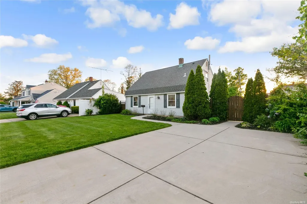 77 Meadow Lane Levittown NY 11756