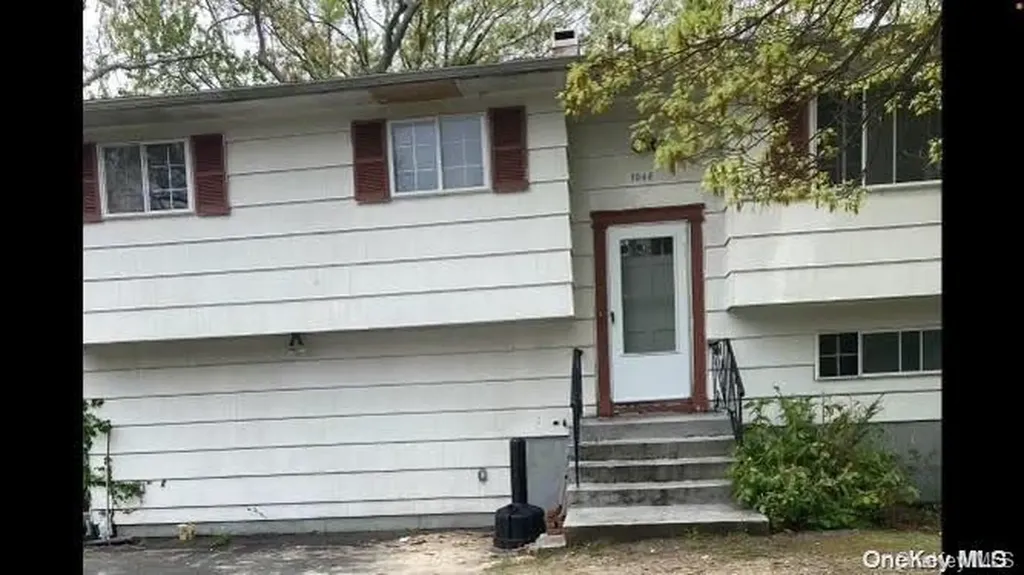 1048 Terry Road Ronkonkoma NY 11779