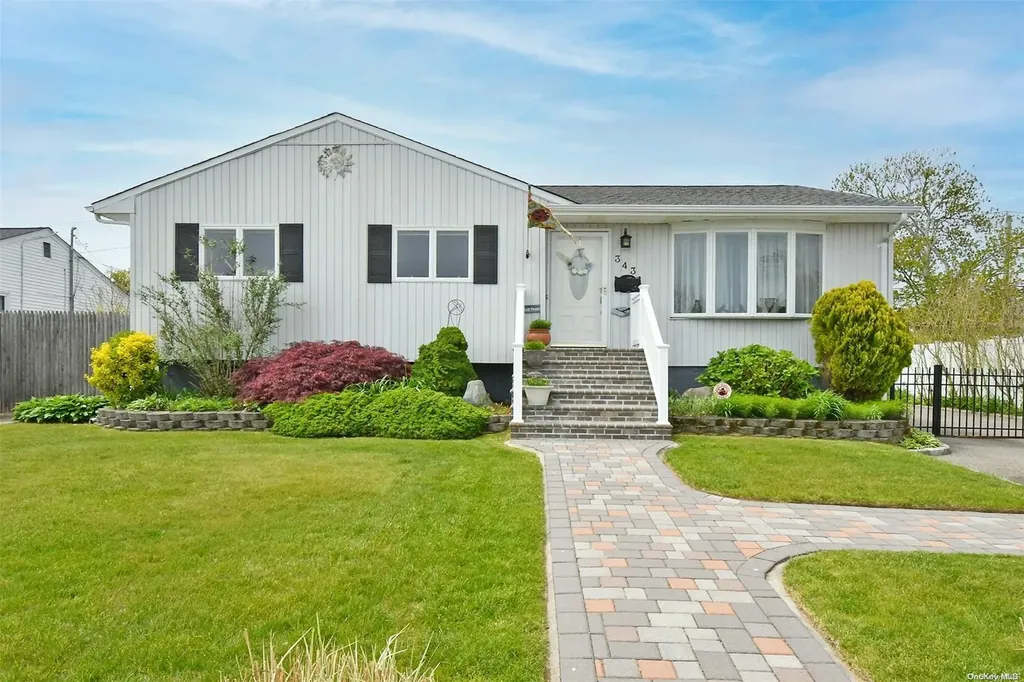 343 Venetian Boulevard Lindenhurst NY 11757
