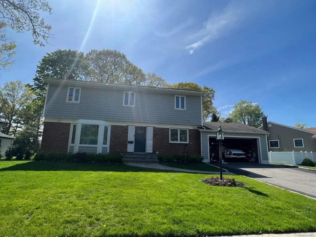 28 Park Drive E Syosset NY 11791