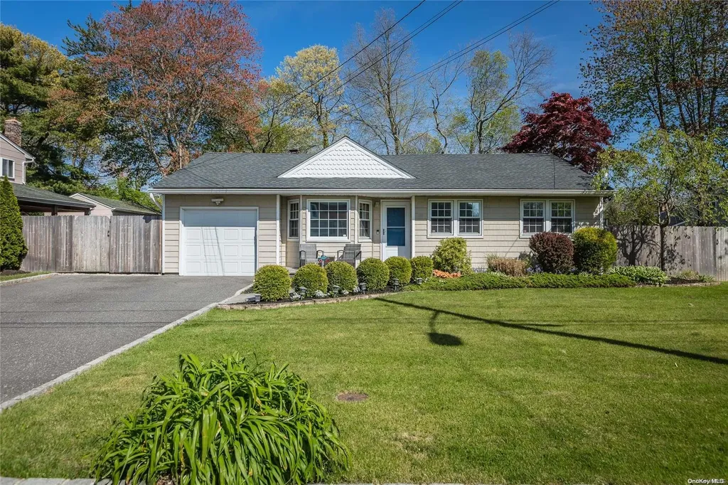 83 Byron Way Oakdale NY 11769