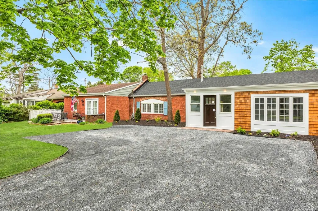 21 Featherbed Lane Oakdale NY 11769