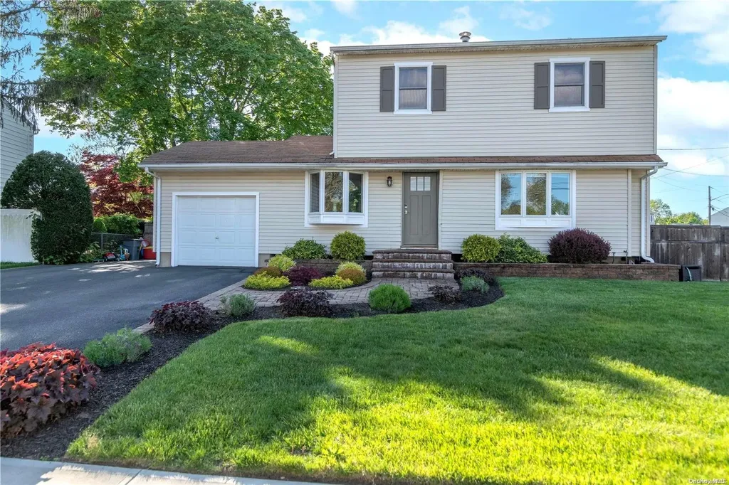 16 Quaker Lane Selden NY 11784