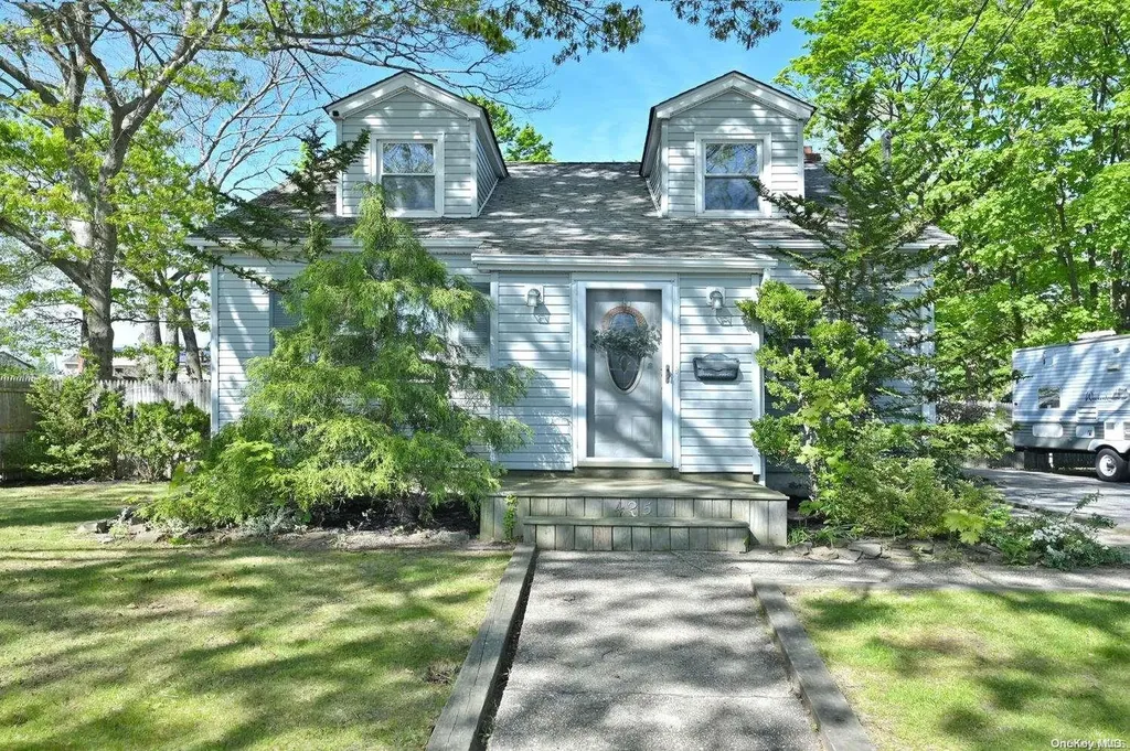 425 Centre Avenue Lindenhurst NY 11757