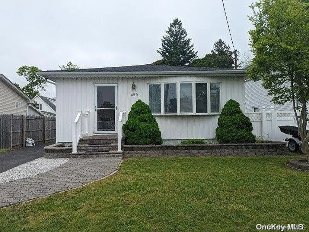 489 Windmill Avenue West Babylon NY 11704
