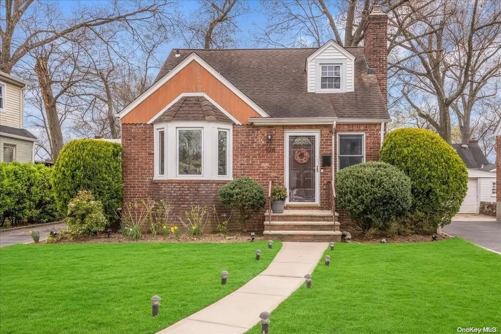 108 E Fenimore Street Valley Stream NY 11580