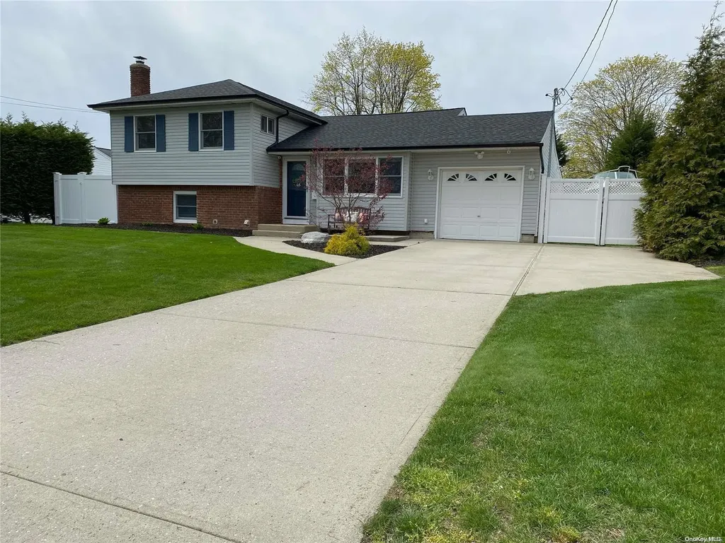 18 Phyllis Place West Islip NY 11795