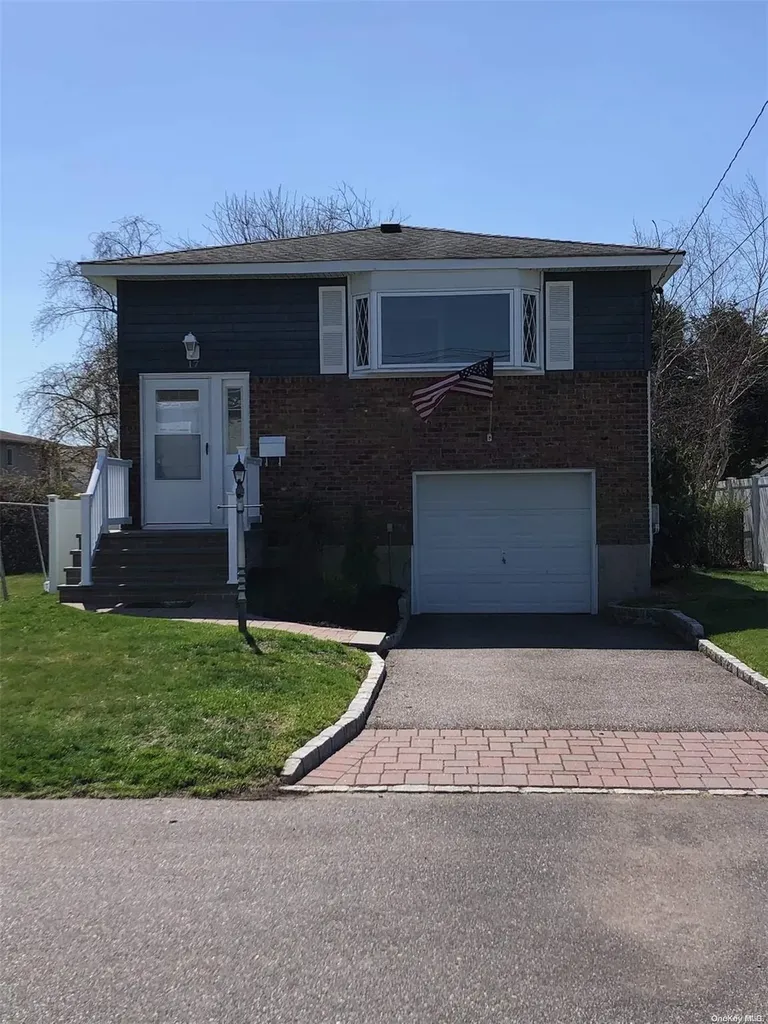 17 Spruce Place Lindenhurst NY 11757