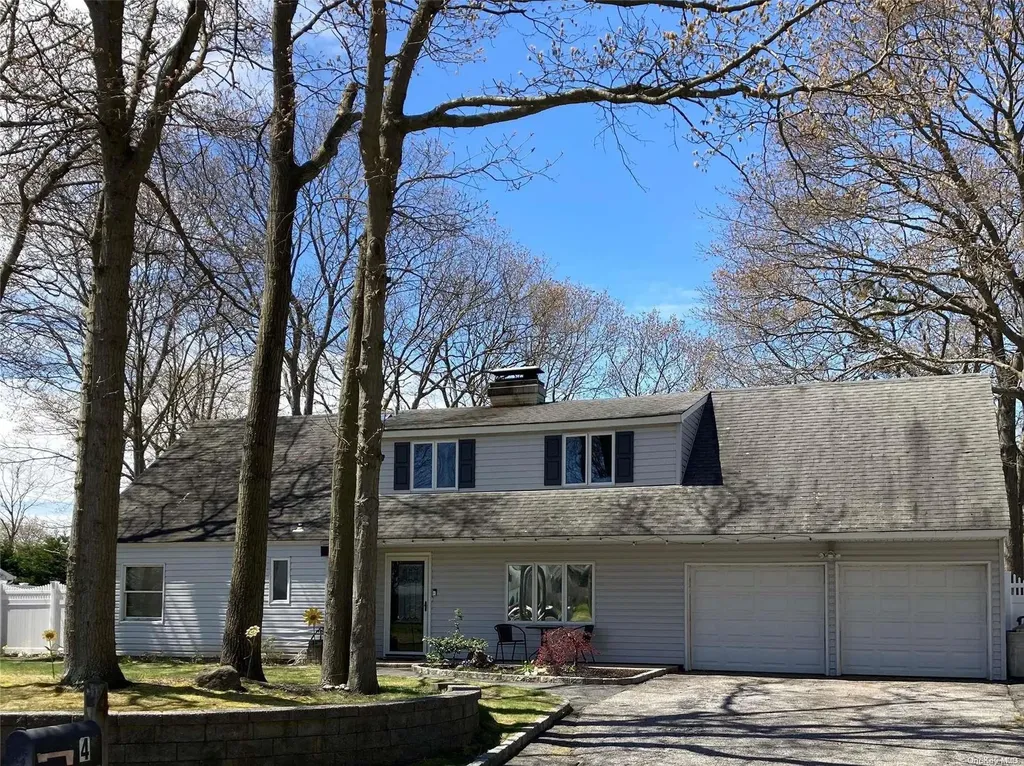 4 Hackberry Lane Holbrook NY 11741