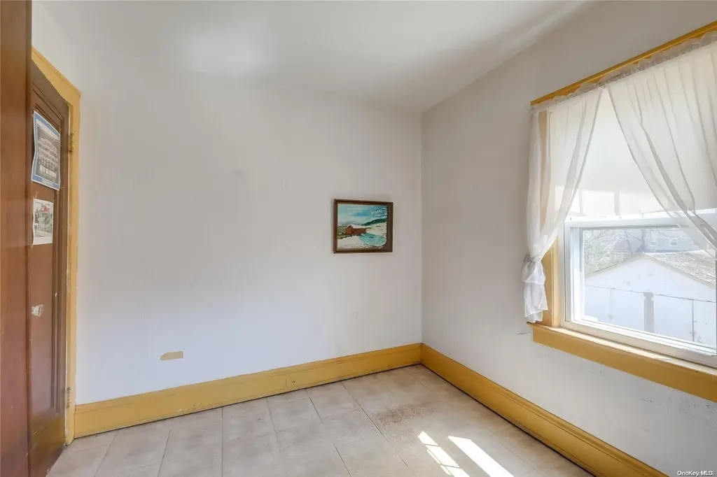 212 E Dean Street Freeport NY 11520