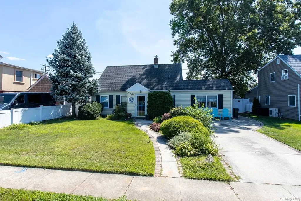 61 Oaktree Lane Levittown NY 11756