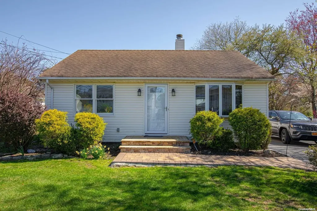 94 Gordon Avenue West Babylon NY 11704