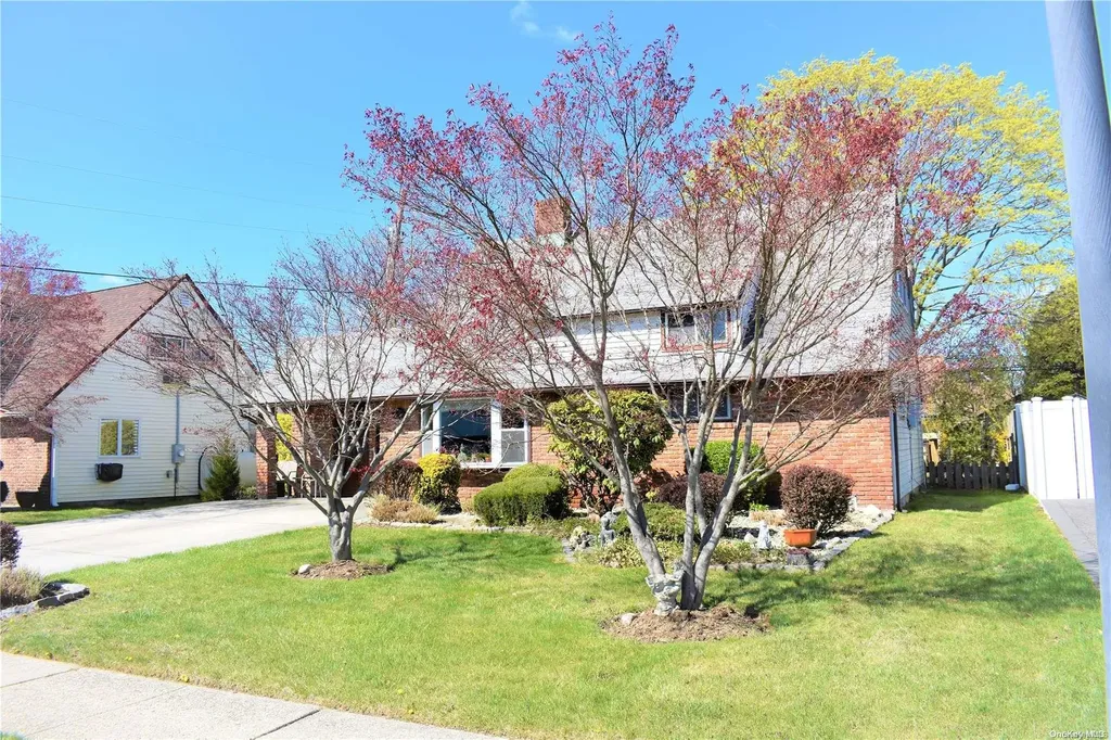19 Starlight Lane Levittown NY 11756