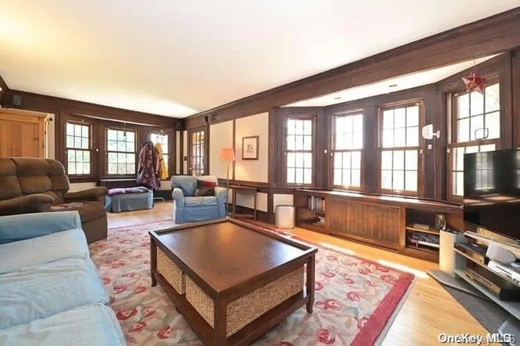 18 Baylis Place Lynbrook NY 11563
