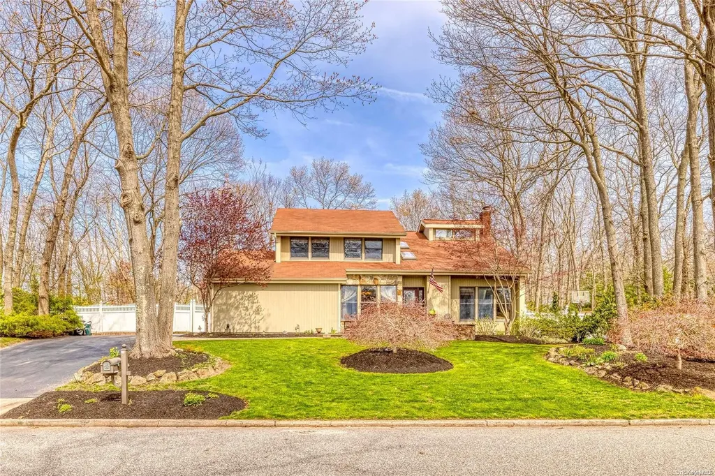 35 Vineyard Way Mount Sinai NY 11766