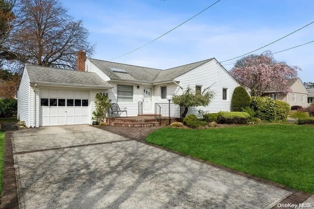 902 Maple Lane East Meadow NY 11554