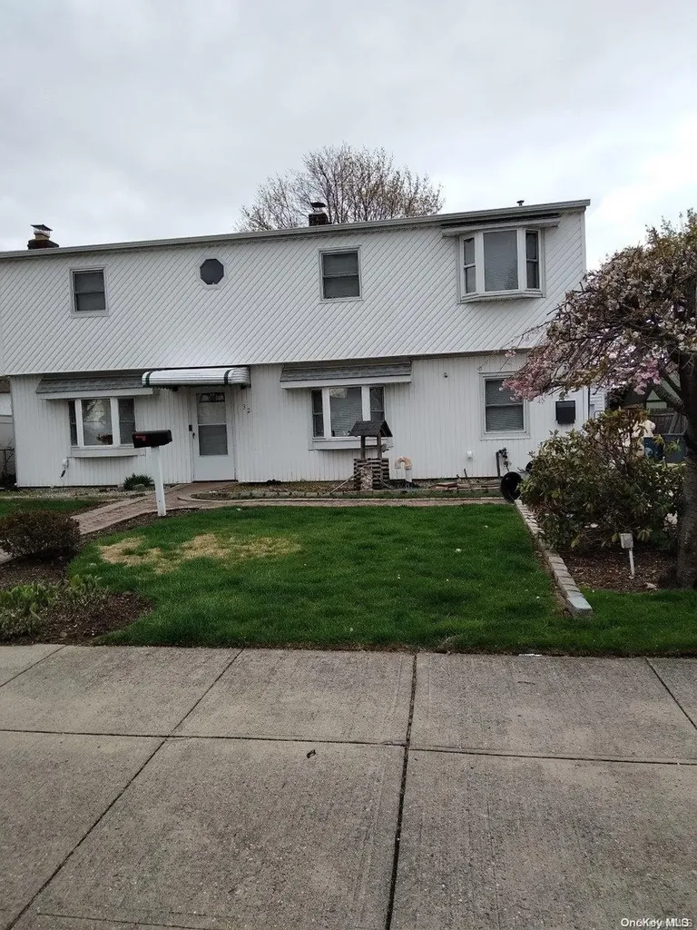 32 Cliff Lane Levittown NY 11756