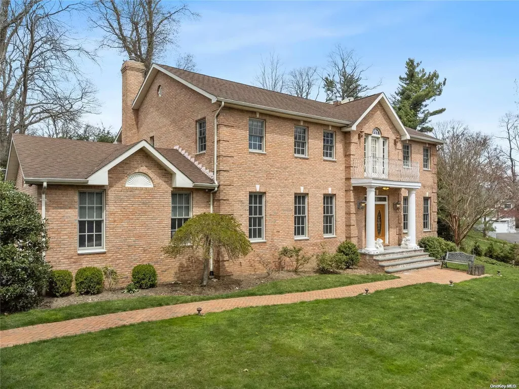 53 The Birches Roslyn NY 11576