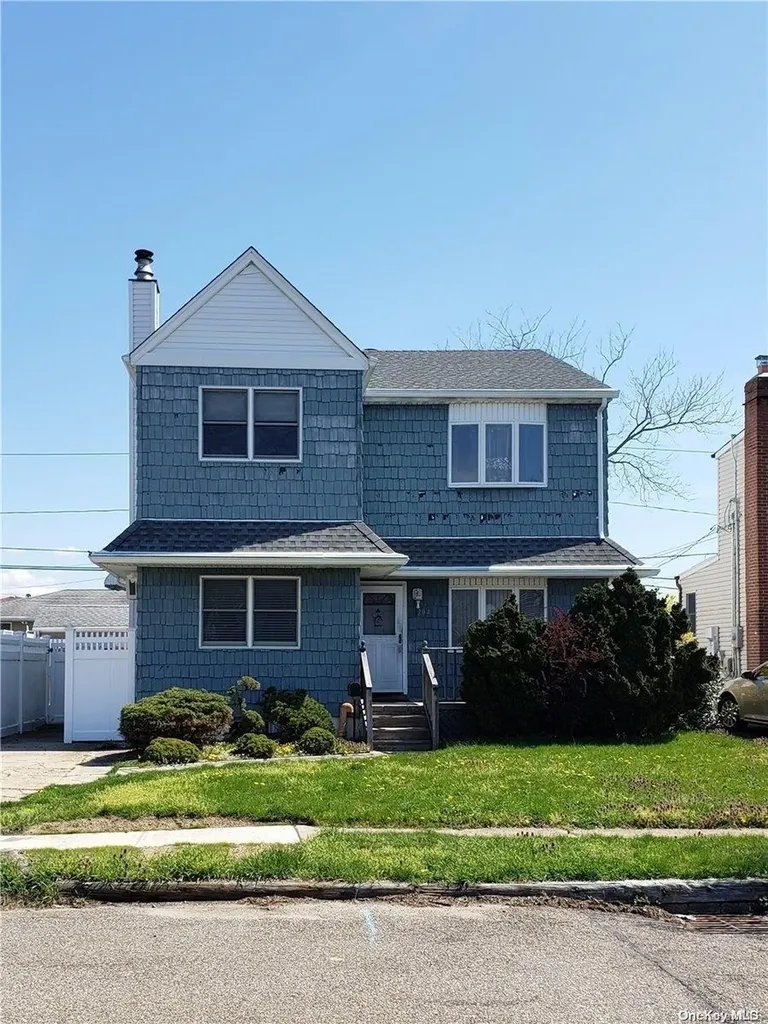 204 Venetian Boulevard Lindenhurst NY 11757