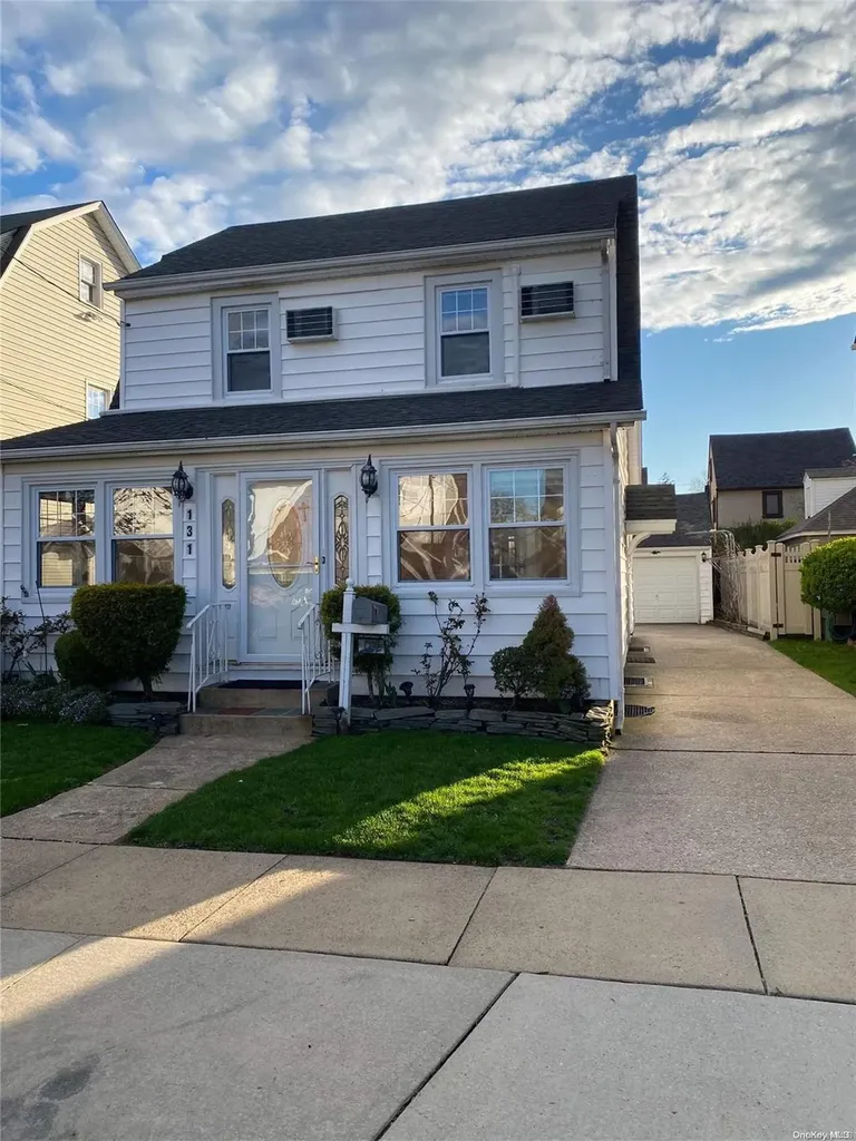 131 Ingraham Lane New Hyde Park NY 11040