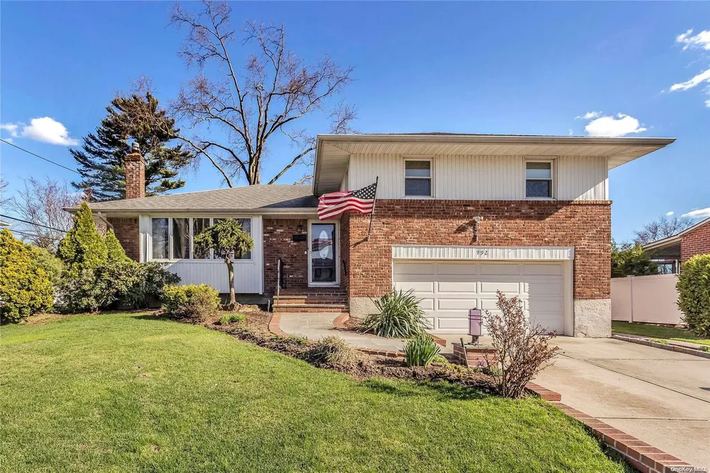 992 Roxbury Drive Westbury NY 11590