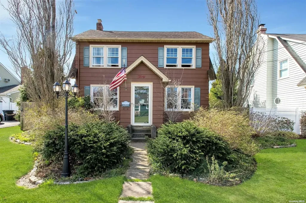 30 Manitton Court Islip NY 11751