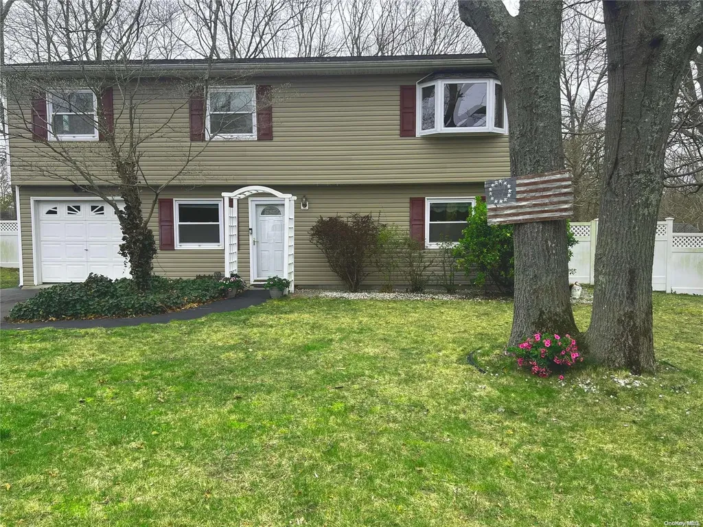 36 Syracuse Avenue Medford NY 11763