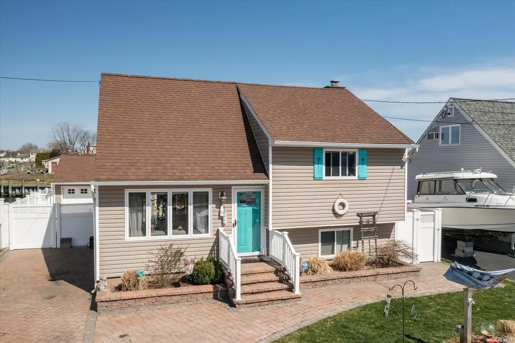 285 East Drive Copiague NY 11726