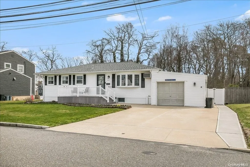 644 Myrtle Avenue West Islip NY 11795