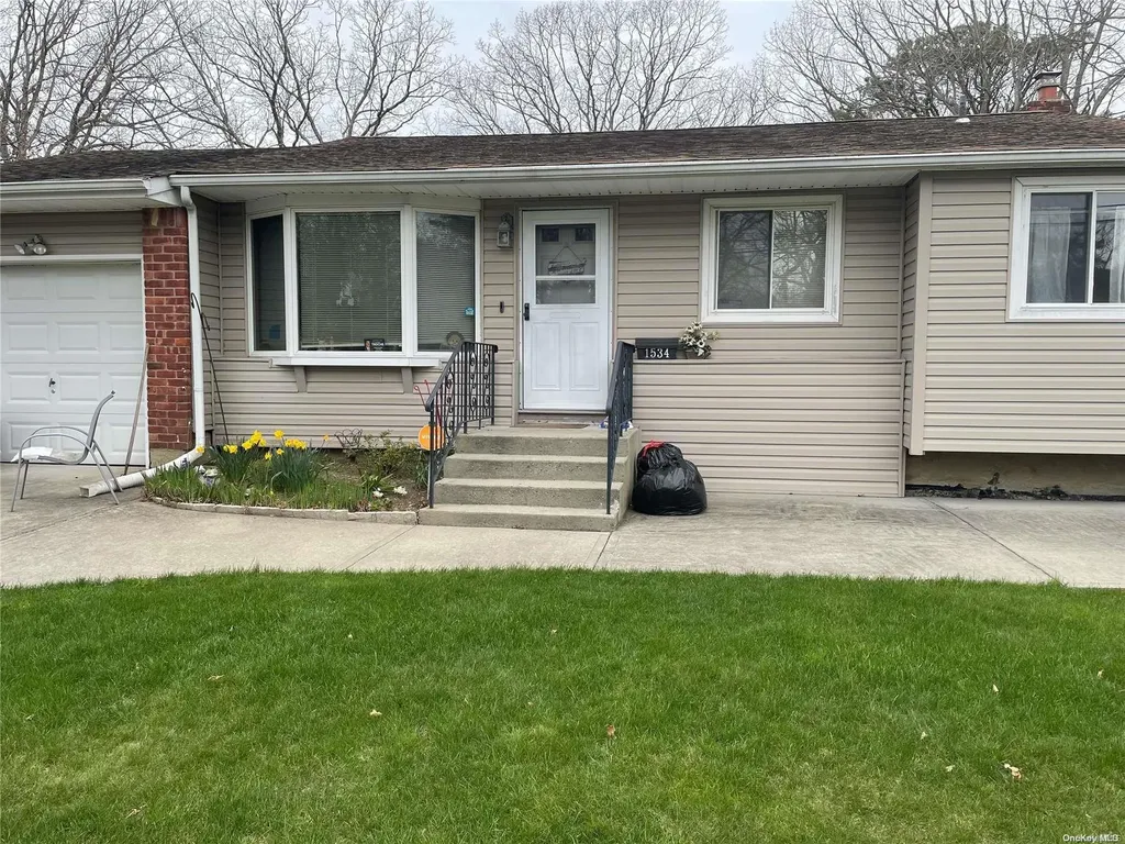 1534 Brightshore Boulevard Bay Shore NY 11706