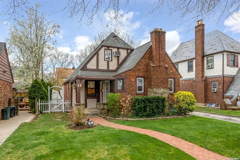 21 Croyden Road Mineola NY 11501