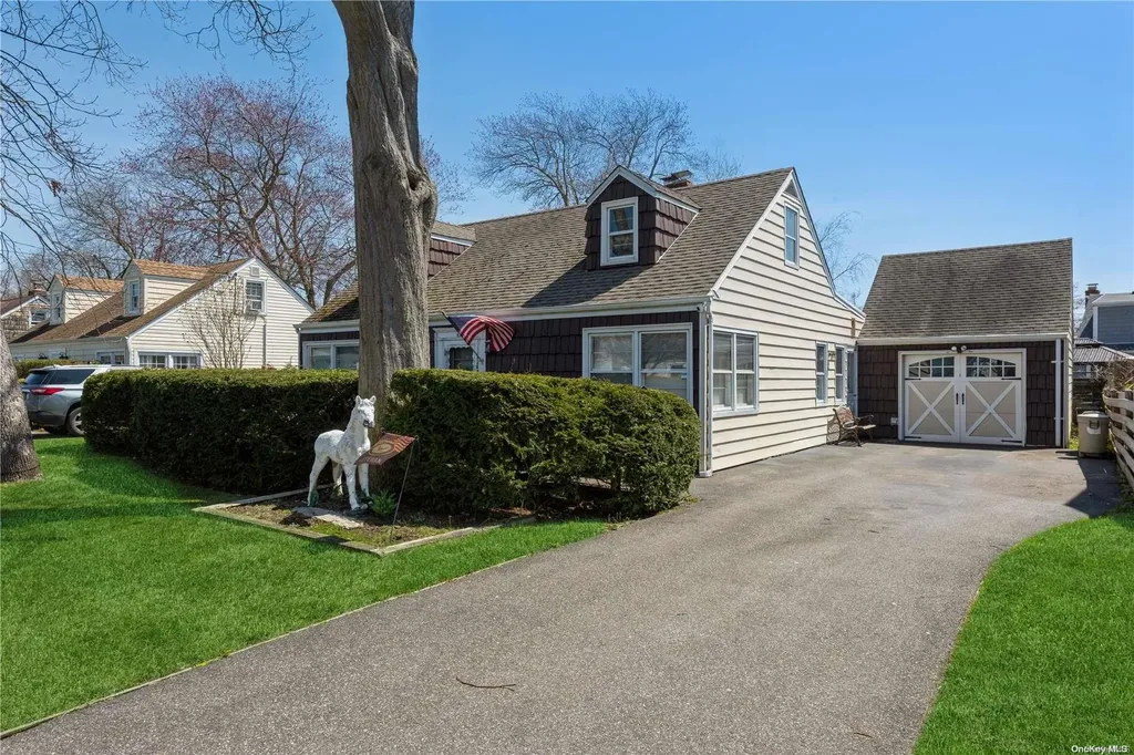 65 Cedar Street Lindenhurst NY 11757