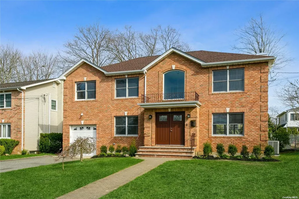 8 Wheatley Avenue Albertson NY 11507