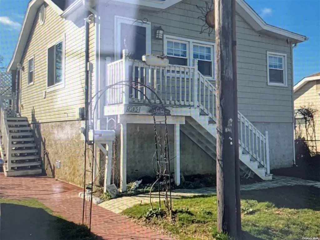 904 3rd Avenue Lindenhurst NY 11757