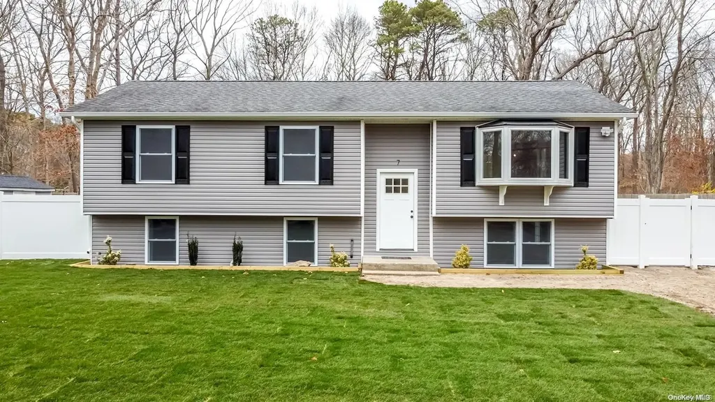 7 Pond Lane Ridge NY 11961