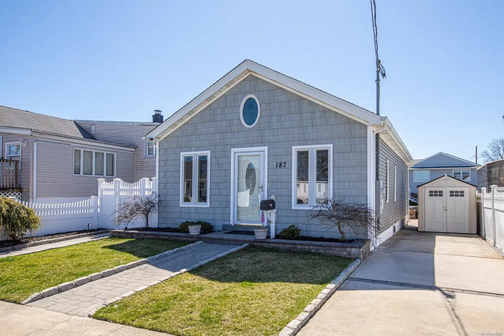 187 E Santa Barbara Road Lindenhurst NY 11757
