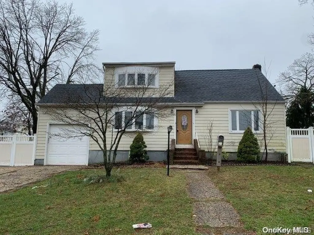 261 11th Avenue West Babylon NY 11704