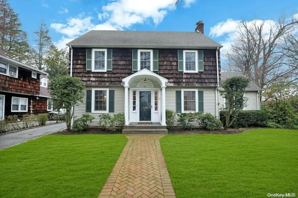 13 Surrey Lane Great Neck NY 11023