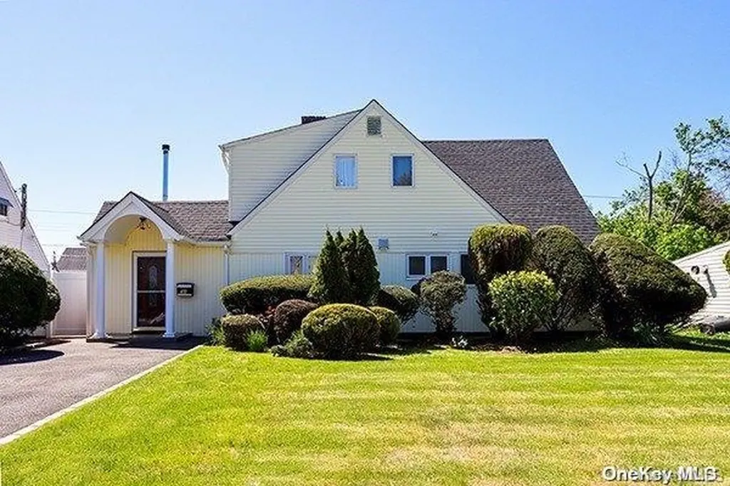 54 Abbot Lane Hicksville NY 11801