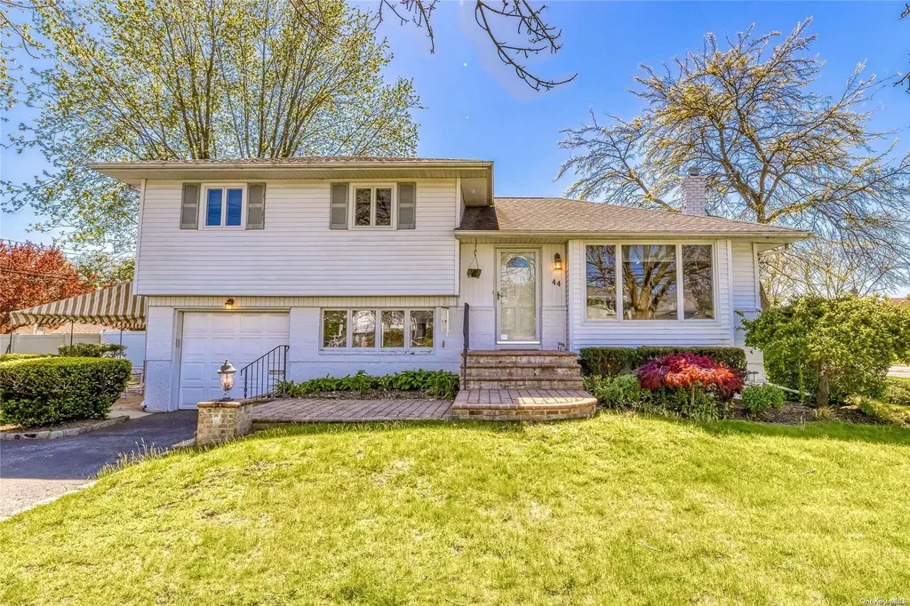 44 Grohmans Lane Plainview NY 11803