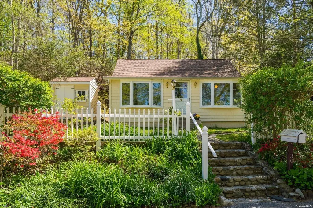 30 Meahon Place Centerport NY 11721