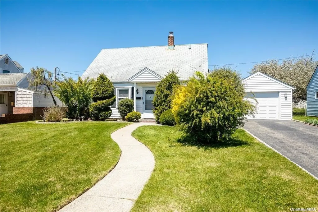 11 Tower Lane Levittown NY 11756