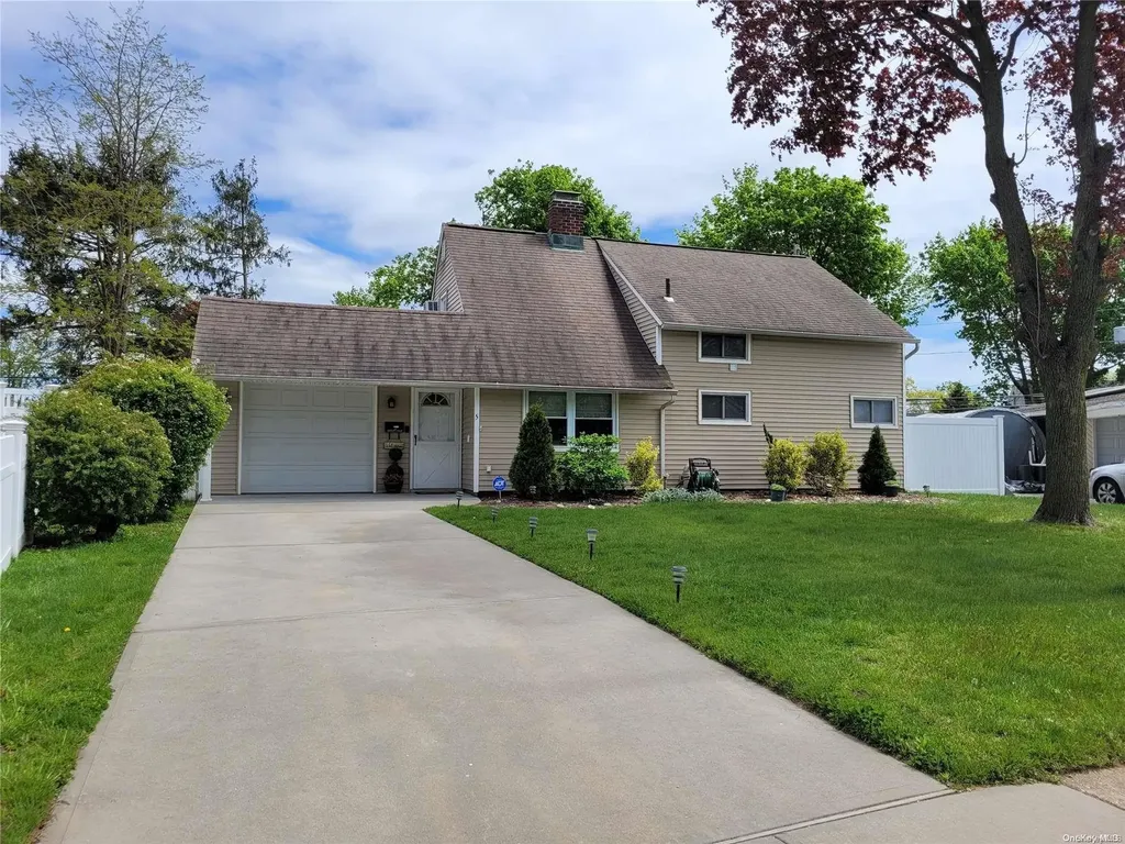 5 Ripple Lane Levittown NY 11756