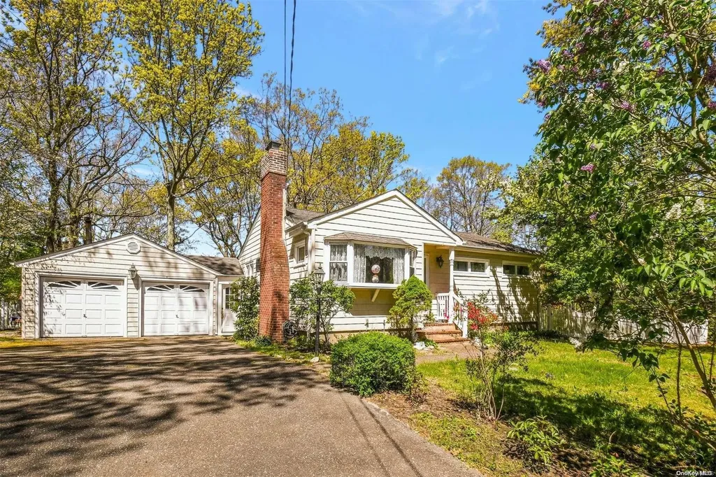11 Rambling Road Northport NY 11768