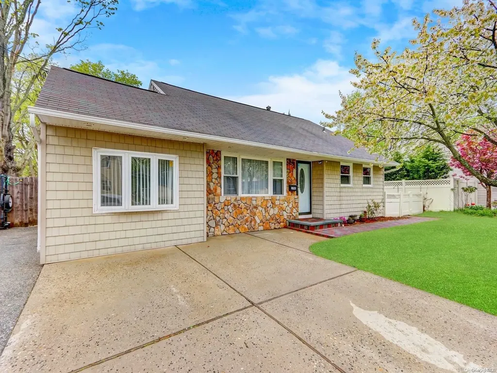 1394 E 3rd Avenue Bay Shore NY 11706